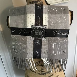 VS New Gray Sparkle Scarf